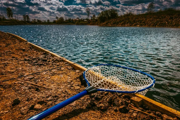在湖上钓鱼 — 图库照片