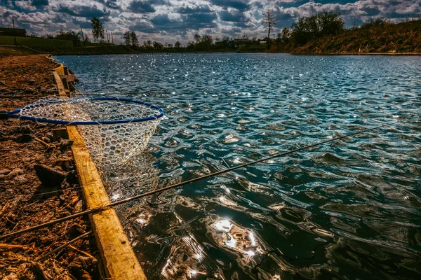 Рыбалка на озере — стоковое фото