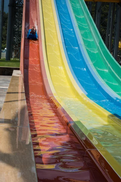 Junge Reitet Wasserrutsche Wasserpark — Stockfoto