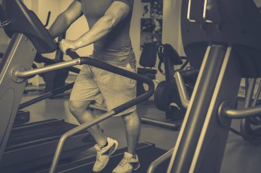 Spor salonunda vücut geliştirmeci