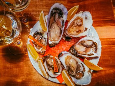 İstiridye masada şarap ile