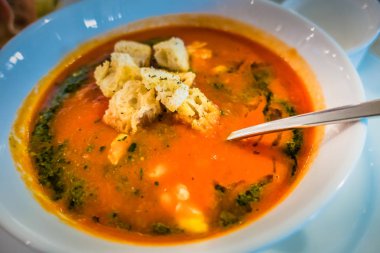 Bir tabak içinde domates çorbası