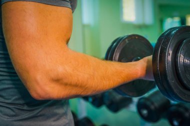 Spor salonunda vücut geliştirmeci