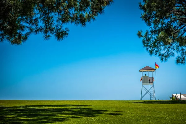 海滨度假胜地的绿色草坪 — 图库照片