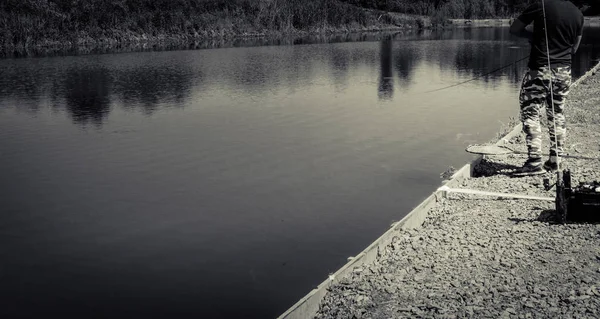 Pescatore cattura trota iridea dal lago — Foto Stock