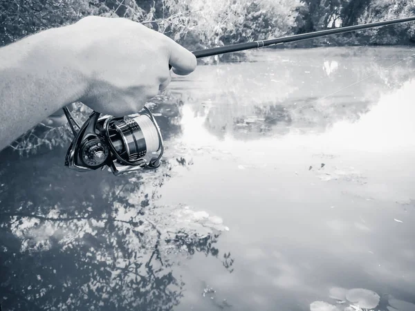 Рука рибалки на озері влітку — стокове фото