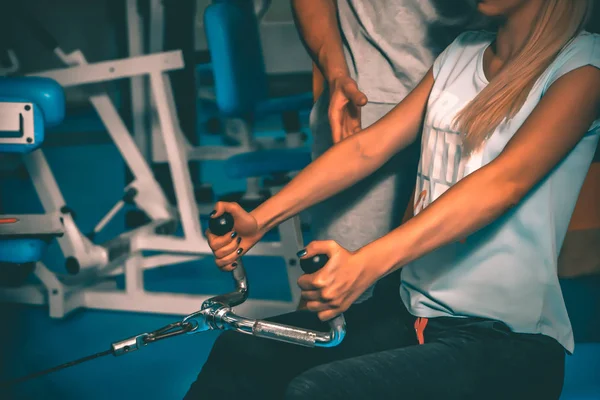 Osobní trénink v tělocvičně — Stock fotografie