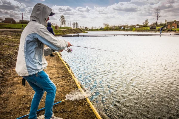 Joven Pescando Junto Lago — Foto de Stock