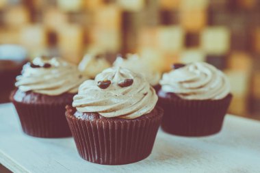 bir tepsi üzerinde pek çok güzel pastalar