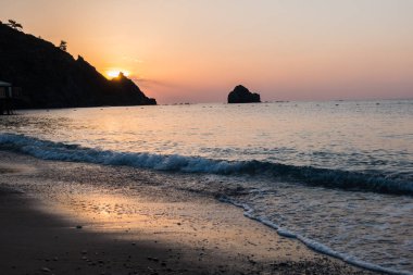 Gündoğumu kumsalda deniz