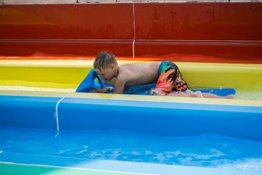 Çocuk bir slayt su park gezintisi