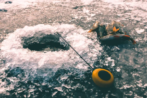 Pesca sul ghiaccio sul lago — Foto Stock