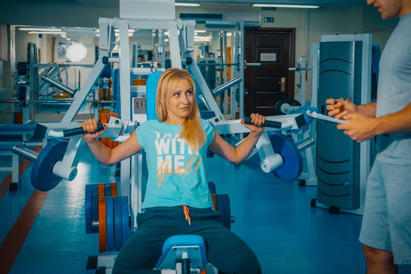 Persoonlijke training in de sportschool — Stockfoto