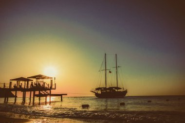 Deniz kenarında güzel gündoğumu