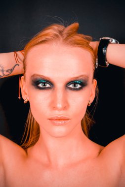 Makyaj yeşil gölgeler ile