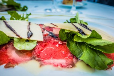 Beyaz bir plaka üzerinde dana Carpaccio