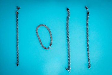 mavi bir arka plan üzerinde gümüş bilezik