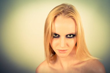 Makyaj yeşil gölgeler ile