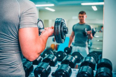 Spor salonunda vücut geliştirmeci