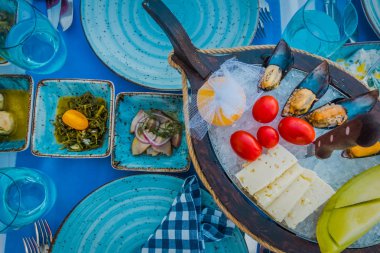 Bir balık restoranında farklı iştah açıcı atıştırmalıklar