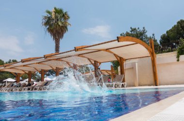 Çocuk havuza atlıyor.