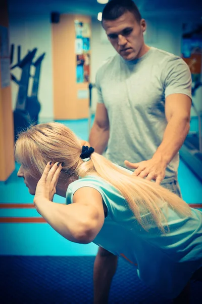 Coach and client at the gym — Stock Photo, Image