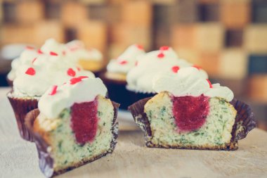 bir tepsi üzerinde pek çok güzel pastalar