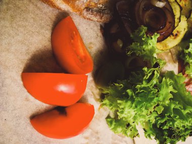 Domates dilimleri ile salata