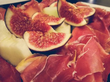 et ve incir bir plaka üzerinde parçalar