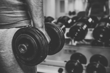 Spor salonunda vücut geliştirmeci