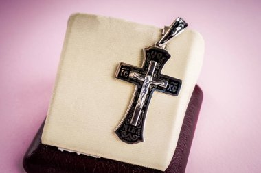 çapraz ortodoks gümüş, yakın