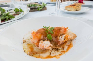 Beyaz bir tabak karides pişmiş