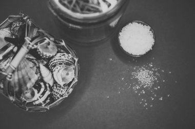 Arka plan spa kabukları mum ve tuz konu üzerinde