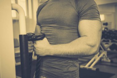 Spor salonunda vücut geliştirmeci