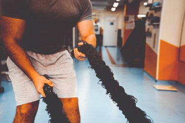 Spor salonunda vücut geliştirmeci