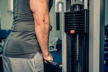 Spor salonunda vücut geliştirmeci