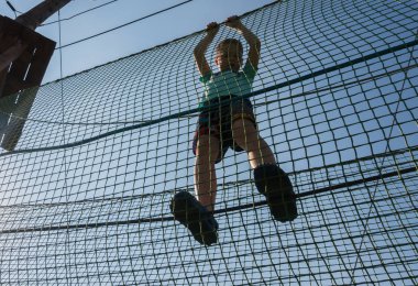 Halat Parkı çocuk tırmanıyor