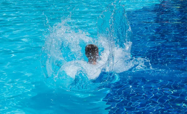 Ein Junge springt in den Pool — Stockfoto