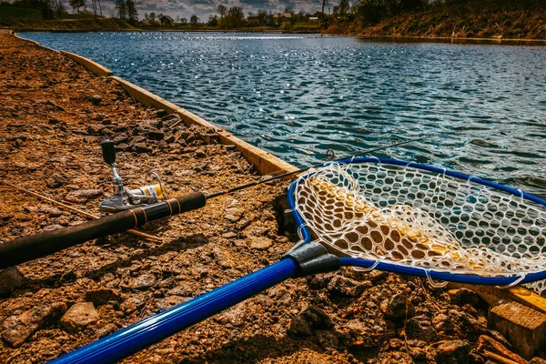 Рыбалка на озере — стоковое фото