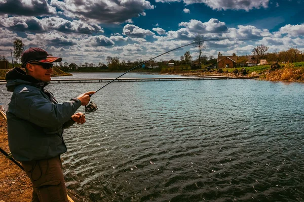 Giovane Uomo Pesca Sul Lago — Foto Stock