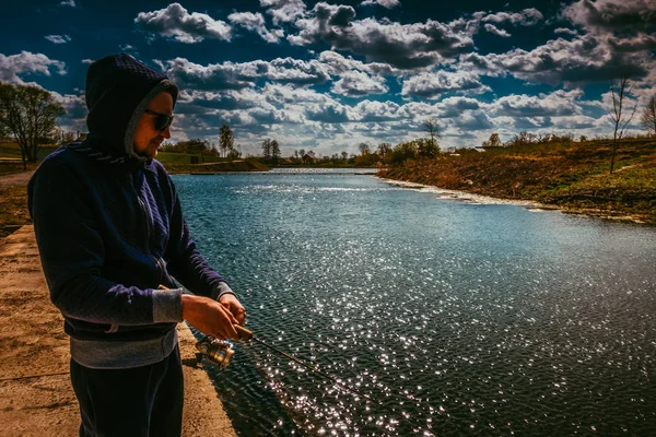 Młody Człowiek Łowiący Ryby Nad Jeziorem — Zdjęcie stockowe