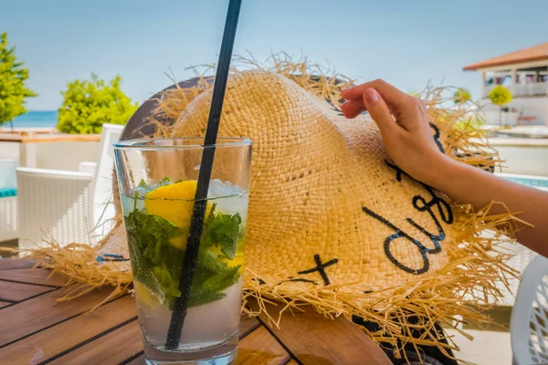 Cocktail al bar sul mare — Foto Stock