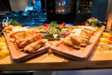 Restoranda açık büfe yemekler