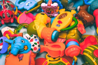 Çocukların oyuncakları çok renkli bir arka plan üzerinde