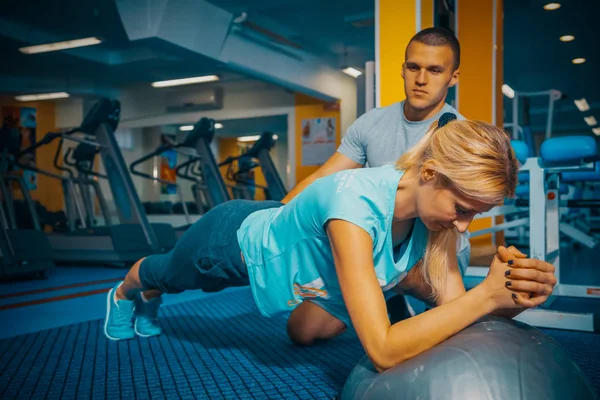 Personal training in the gym — Stock Photo, Image