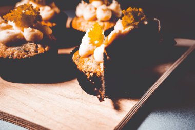 peynir ve salata ile cupcakes