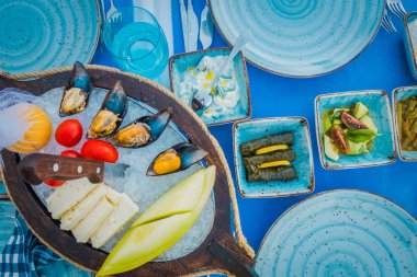 Bir balık restoranında farklı iştah açıcı atıştırmalıklar