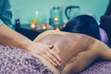 Spa salonunda çikolata masajı
