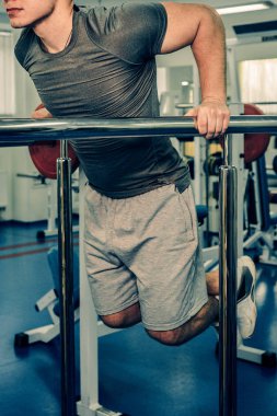 Spor salonunda vücut geliştirmeci