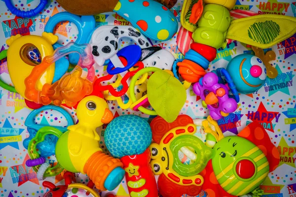 Barnens leksaker på en flerfärgad bakgrund — Stockfoto